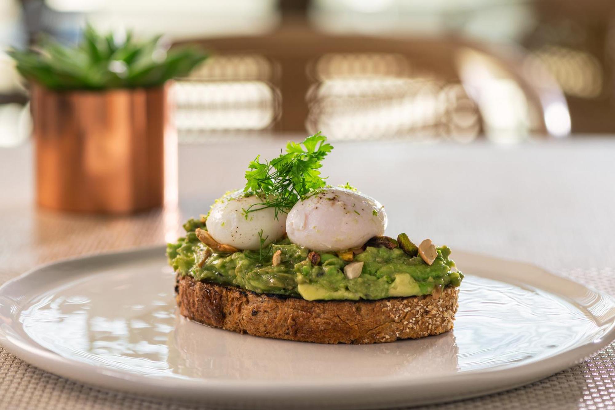阿布扎比伊迪逊酒店 外观 照片 Avocado on toast with poached eggs