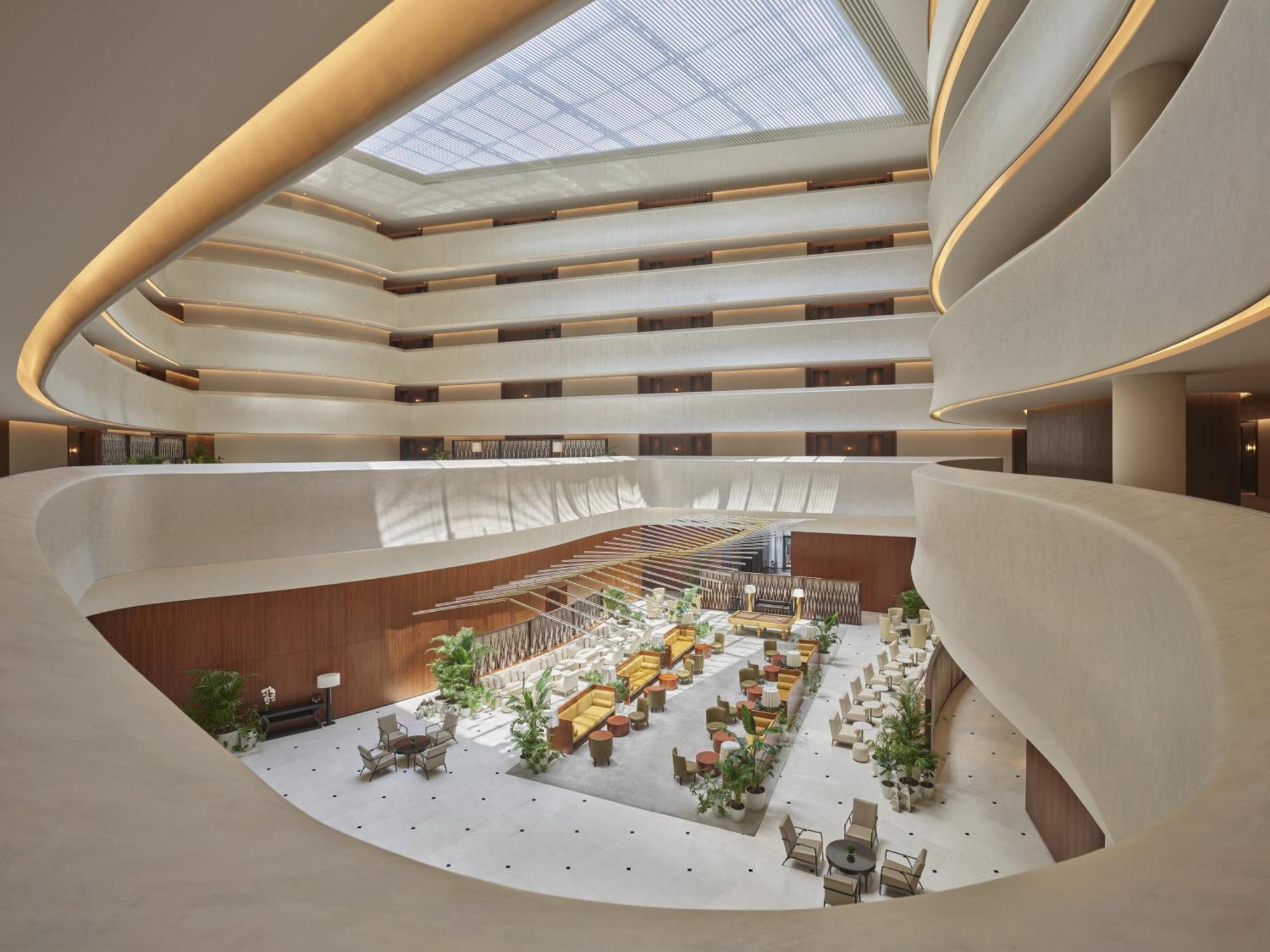 阿布扎比伊迪逊酒店 外观 照片 The hotel's atrium